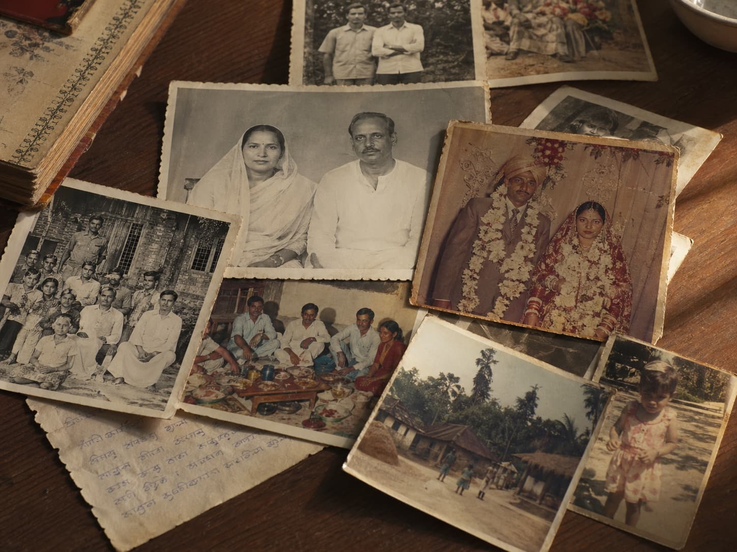 Alte Familienfotos auf einem Holztisch